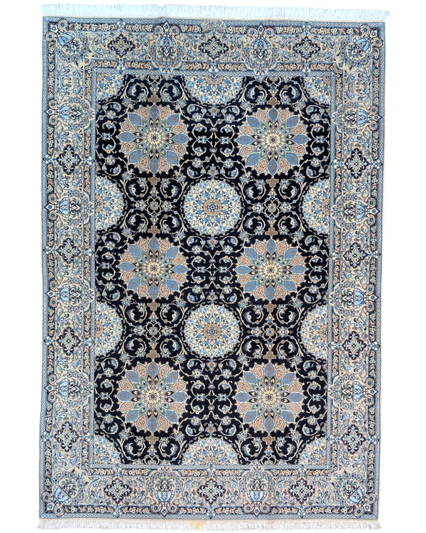 "Tappeto Nain annodato a mano con motivi floreali nei toni del beige, blu e oro su fondo nero, 260x177 cm."