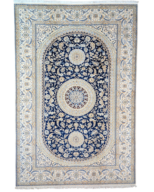 "Tappeto Nain Habibiyan annodato a mano con motivi floreali dorati su fondo blu, 300x200 cm."