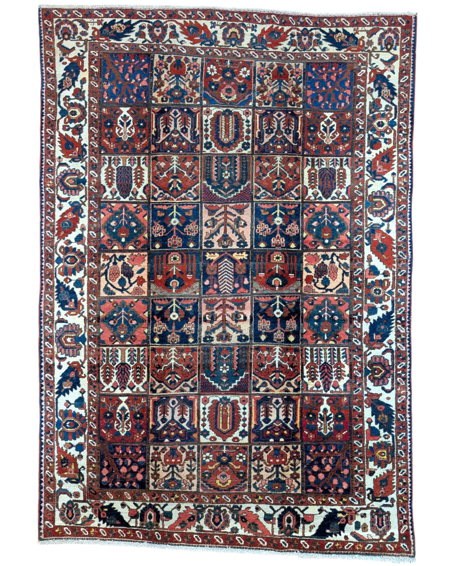 "Tappeto Bahtiyari annodato a mano con motivi geometrici e floreali in bianco, rosso, blu e marrone, 305x209 cm."