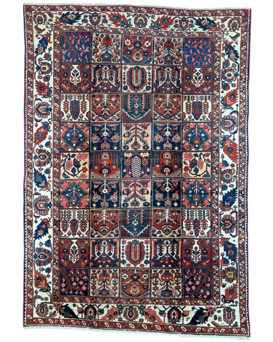 "Tappeto Bahtiyari annodato a mano con motivi geometrici e floreali in bianco, rosso, blu e marrone, 305x209 cm."