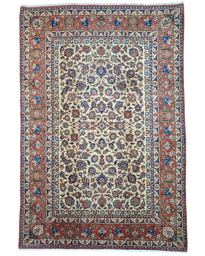"Tappeto Esfahan annodato a mano con motivi floreali nei toni del blu, rosso, oro e verde su fondo avorio, 322x216 cm."