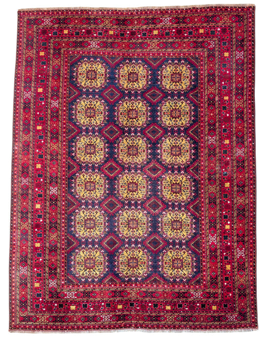 "Tappeto Turkman annodato a mano con motivi geometrici in giallo, blu e verde su fondo rosso, 303x232 cm."