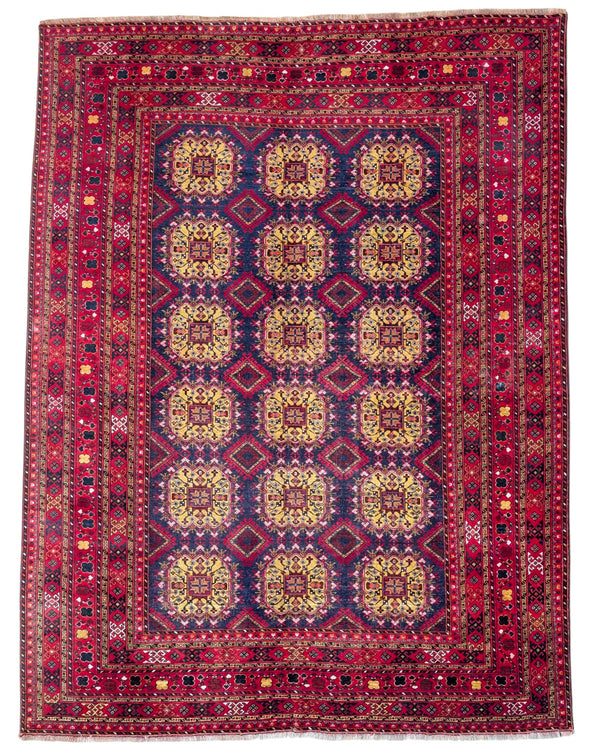 "Tappeto Turkman annodato a mano con motivi geometrici in giallo, blu e verde su fondo rosso, 303x232 cm."