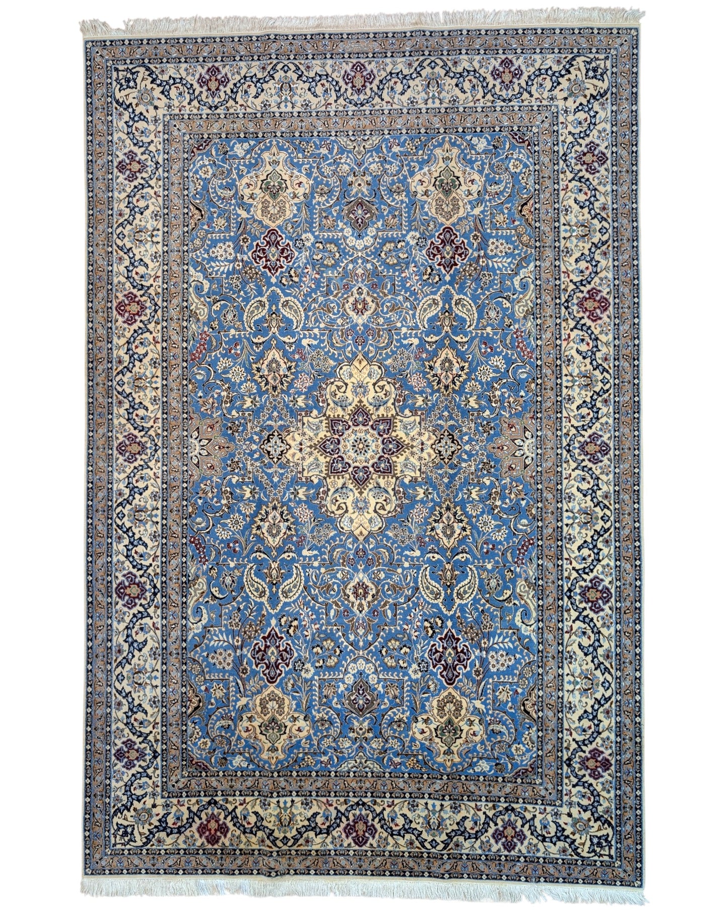 "Tappeto Nain annodato a mano con motivi floreali in beige, avorio e viola su fondo blu, 310x203 cm."