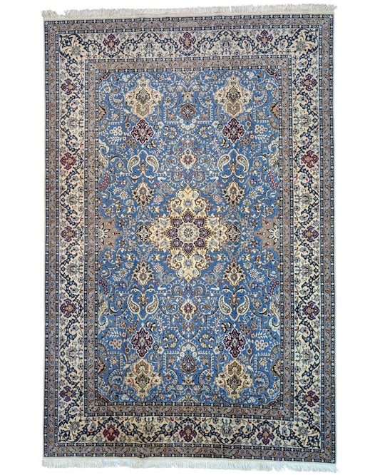 "Tappeto Nain annodato a mano con motivi floreali in beige, avorio e viola su fondo blu, 310x203 cm."