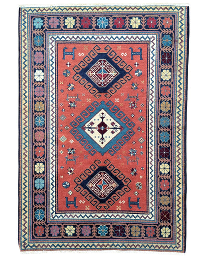 Tappeto tribale rosso 167x117 cm con disegni caucasici in salotto