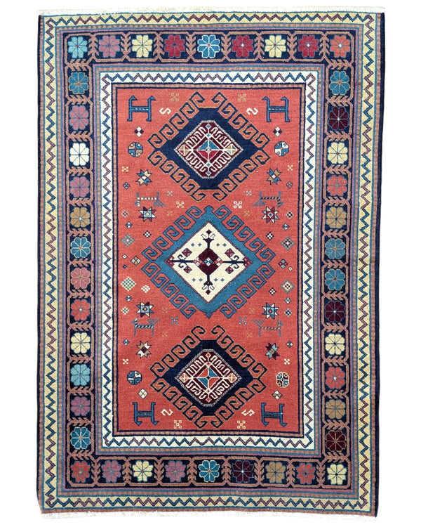 Tappeto tribale rosso 167x117 cm con disegni caucasici in salotto