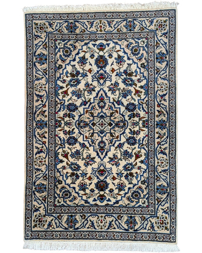 Tappeto persiano 150x107 cm avorio con motivi floreali in soggiorno elegante