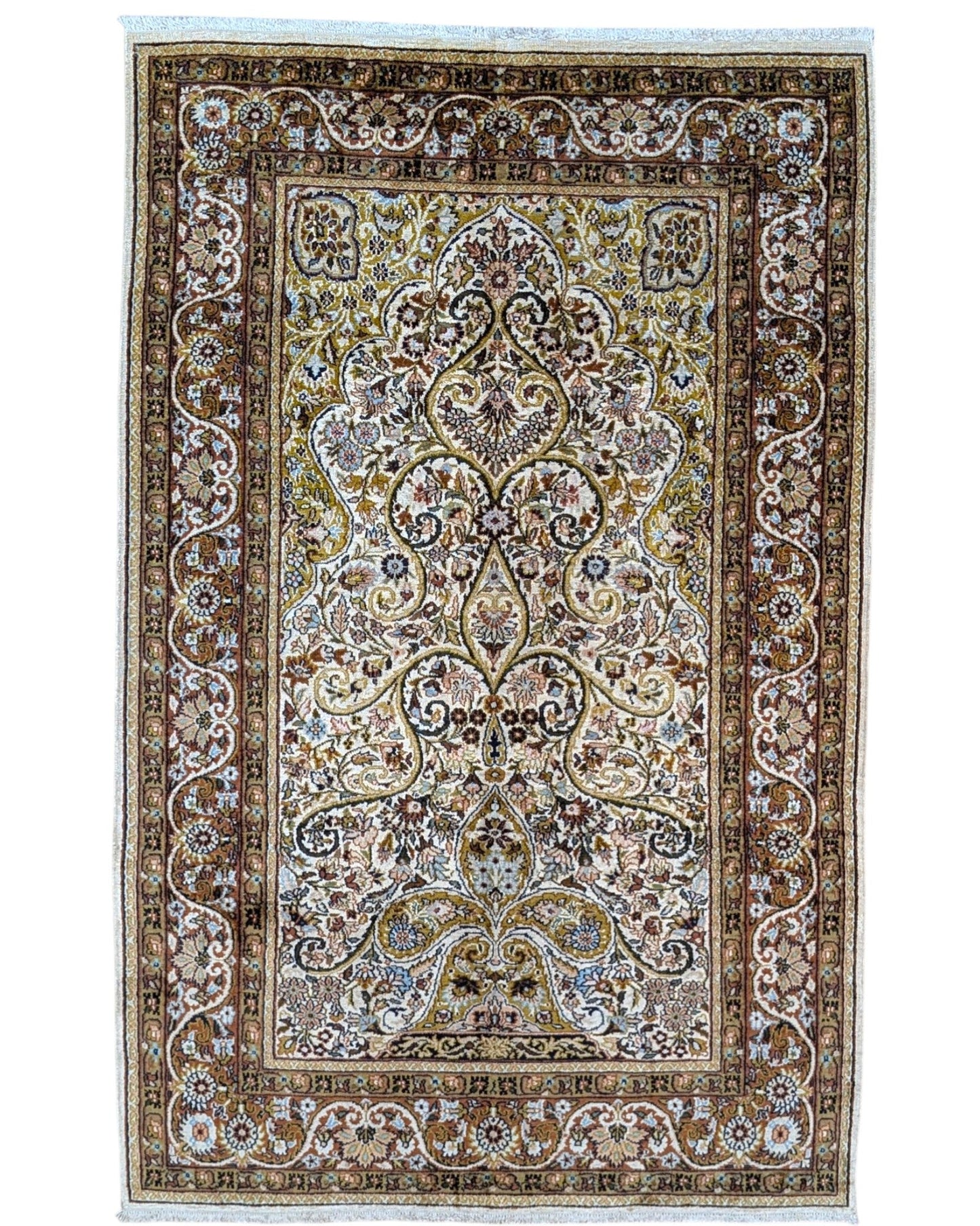Tappeto indiano 150x96 cm annodato a mano, fondo avorio con motivi floreali dettagliati in marrone, oro e azzurro, design elegante tradizionale