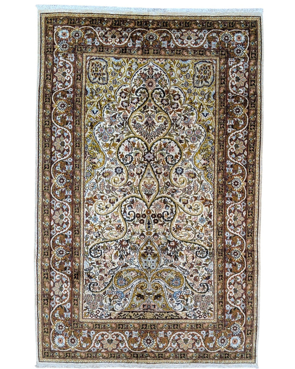 Tappeto indiano 150x96 cm annodato a mano, fondo avorio con motivi floreali dettagliati in marrone, oro e azzurro, design elegante tradizionale