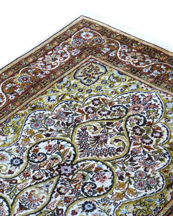 Tappeto indiano 150x96 cm annodato a mano, fondo avorio con motivi floreali dettagliati in marrone, oro e azzurro, design elegante tradizionale
