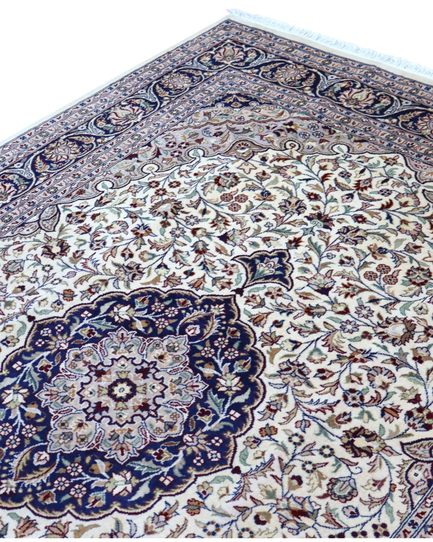 "Tappeto Kashmir avorio e blu con medaglione centrale, 278x187 cm."