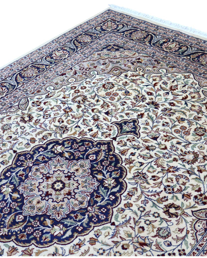 "Tappeto Kashmir avorio e blu con medaglione centrale, 278x187 cm."