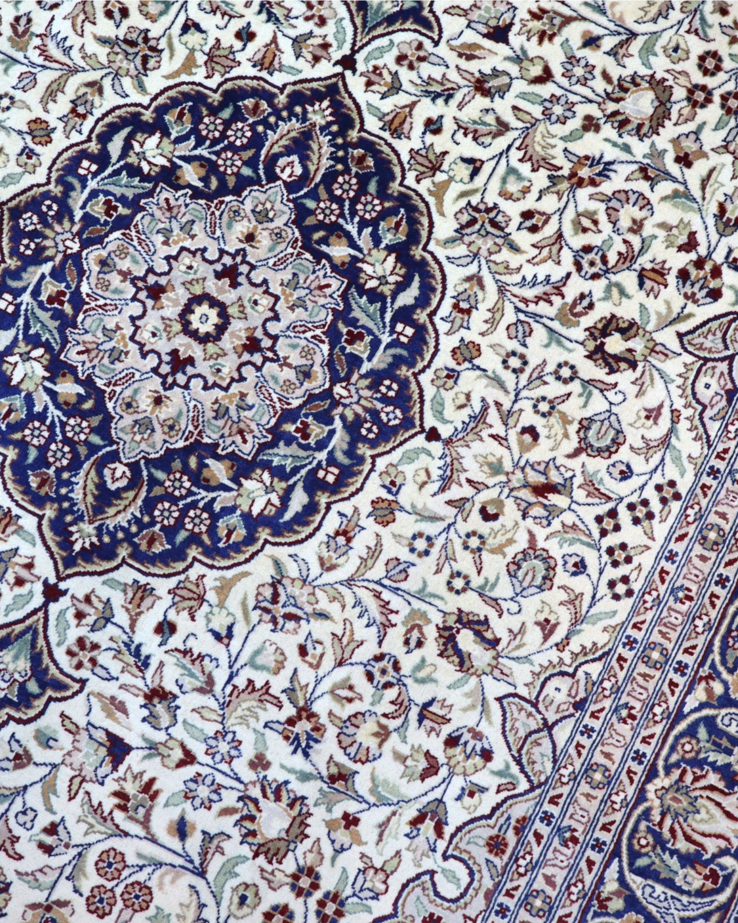 "Tappeto Kashmir avorio e blu con medaglione centrale, 278x187 cm."