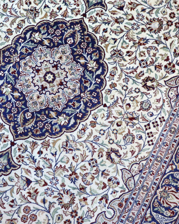 "Tappeto Kashmir avorio e blu con medaglione centrale, 278x187 cm."