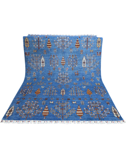 "Tappeto moderno blu con motivi Gabbeh stilizzati in oro, crema e rosso, annodato a mano, 300x200 cm."