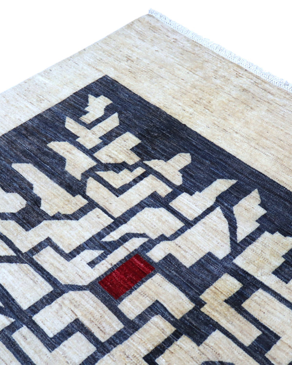 "Tappeto moderno beige con pannello geometrico grigio e accenti rossi, annodato a mano, 293x201 cm."