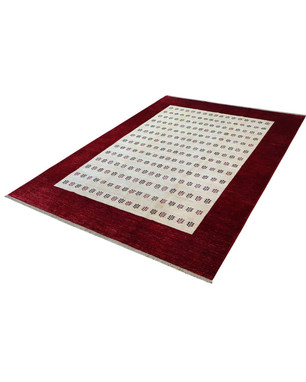 "Tappeto moderno con cornice bordeaux e pannello avorio con motivi ripetuti, annodato a mano, 278x197 cm."