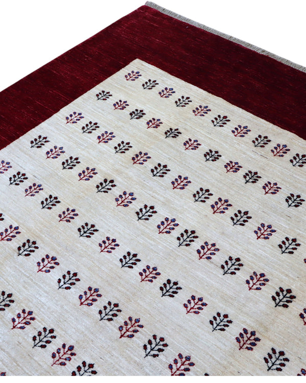  "Tappeto moderno con cornice bordeaux e pannello avorio con motivi ripetuti, annodato a mano, 278x197 cm."
