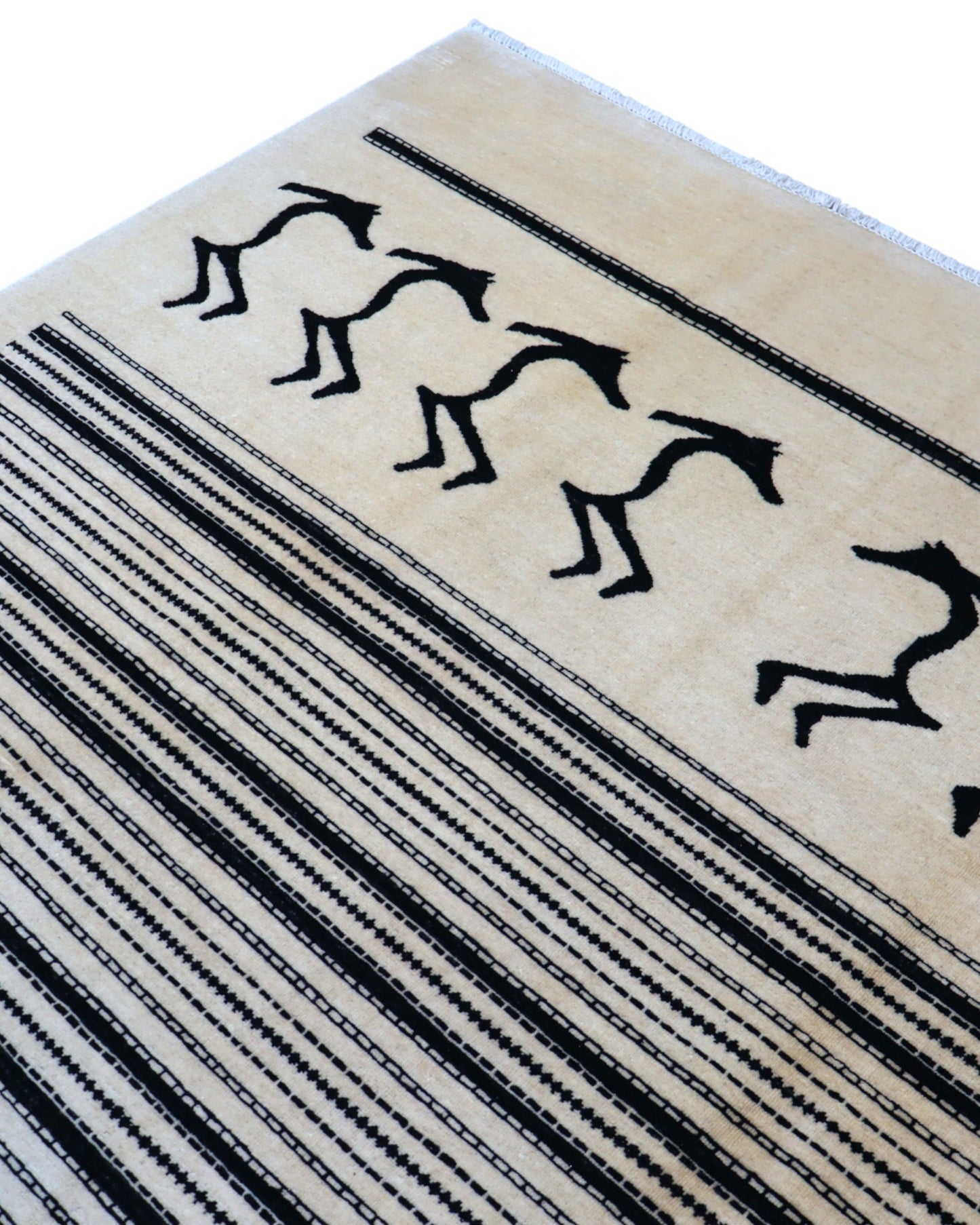 "Tappeto Moderno beige con figure stilizzate nere e righe geometriche, 297x197 cm."