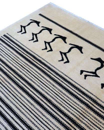 "Tappeto Moderno beige con figure stilizzate nere e righe geometriche, 297x197 cm."