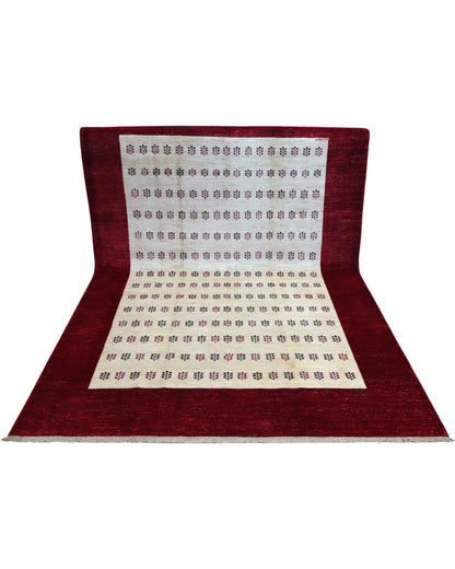 "Tappeto moderno con cornice bordeaux e pannello avorio con motivi ripetuti, annodato a mano, 278x197 cm."