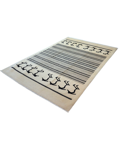 "Tappeto Moderno beige con figure stilizzate nere e righe geometriche, 297x197 cm."