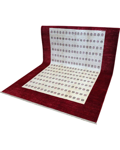 "Tappeto moderno con cornice bordeaux e pannello avorio con motivi ripetuti, annodato a mano, 278x197 cm."