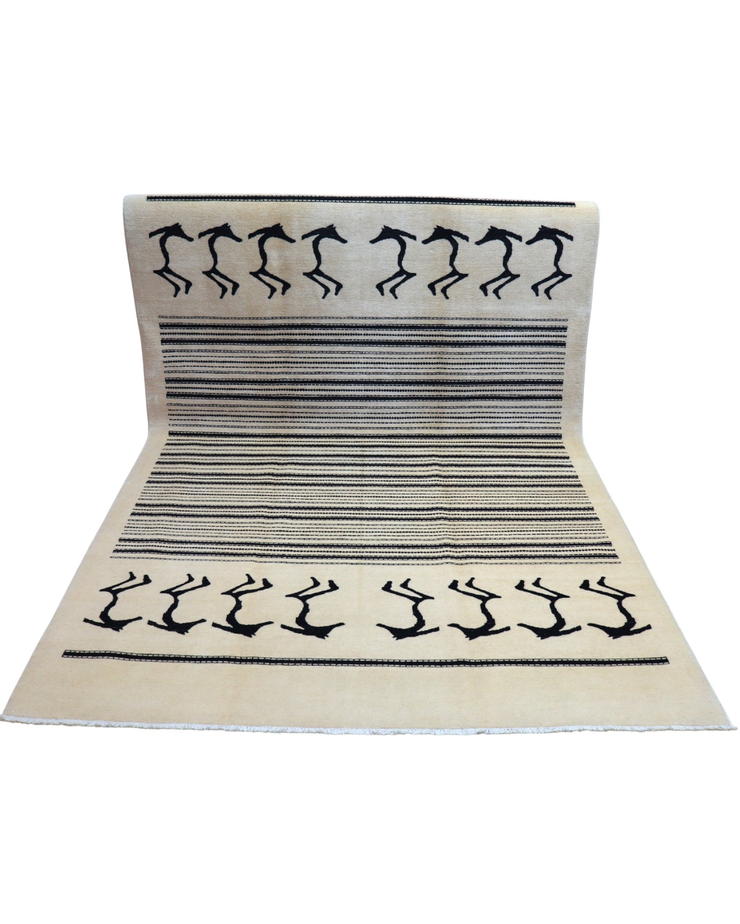 "Tappeto Moderno beige con figure stilizzate nere e righe geometriche, 297x197 cm."