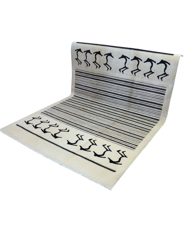 "Tappeto Moderno beige con figure stilizzate nere e righe geometriche, 297x197 cm."