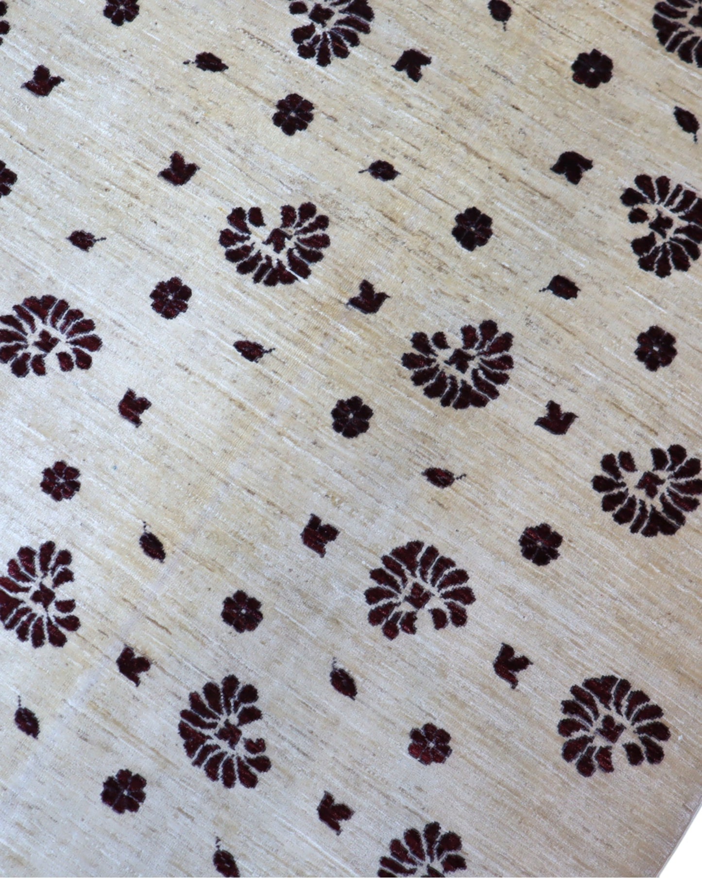 "Tappeto Moderno beige con piccoli motivi floreali marrone scuro, 286x195 cm."