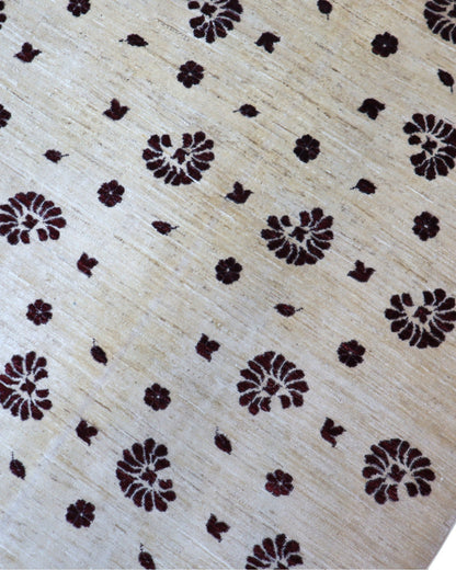 "Tappeto Moderno beige con piccoli motivi floreali marrone scuro, 286x195 cm."