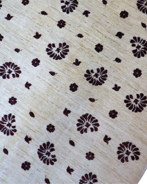 "Tappeto Moderno beige con piccoli motivi floreali marrone scuro, 286x195 cm."