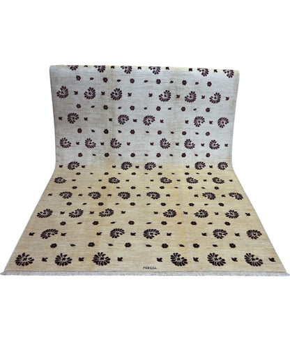 "Tappeto Moderno beige con piccoli motivi floreali marrone scuro, 286x195 cm."