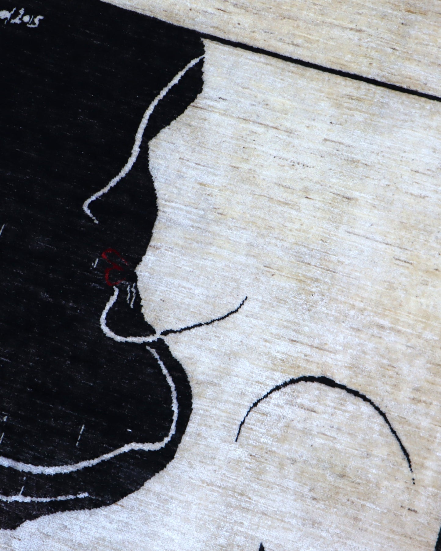 "Tappeto moderno beige con pannello nero e profilo artistico minimalista, annodato a mano, 246x180 cm."