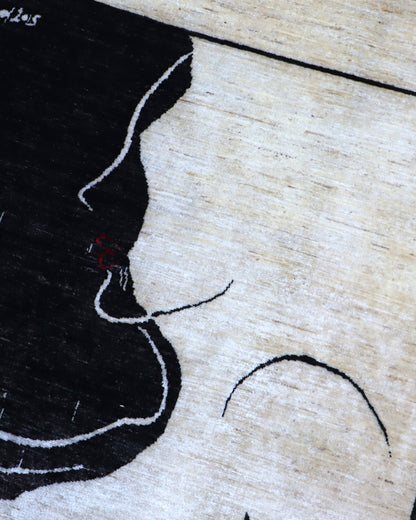 "Tappeto moderno beige con pannello nero e profilo artistico minimalista, annodato a mano, 246x180 cm."