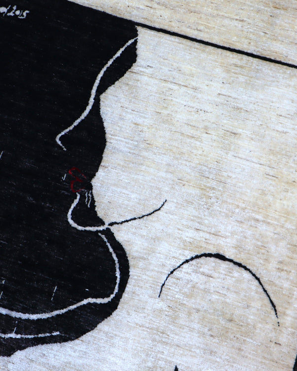 "Tappeto moderno beige con pannello nero e profilo artistico minimalista, annodato a mano, 246x180 cm."