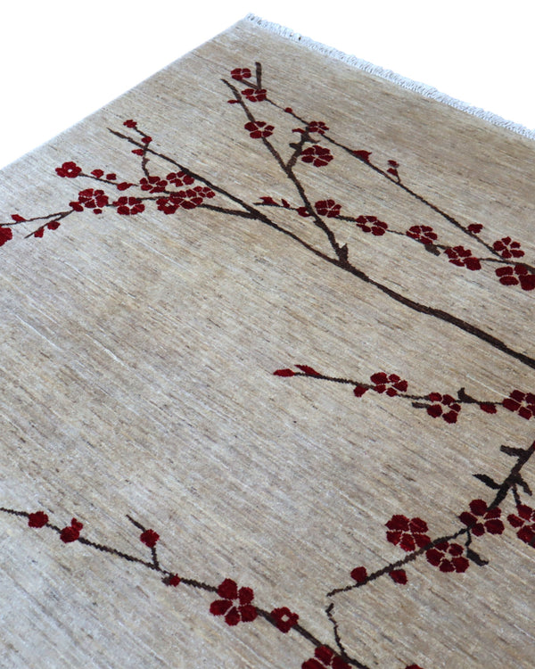 "Tappeto moderno beige con rami stilizzati e fiori rosso scuro, annodato a mano, 304x204 cm."