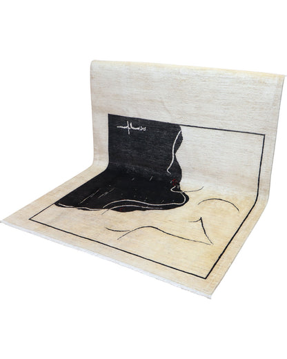 "Tappeto moderno beige con pannello nero e profilo artistico minimalista, annodato a mano, 246x180 cm."