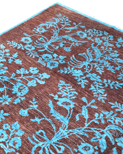 "Tappeto Moderno marrone con fiori turchesi ripetuti, 282x202 cm."