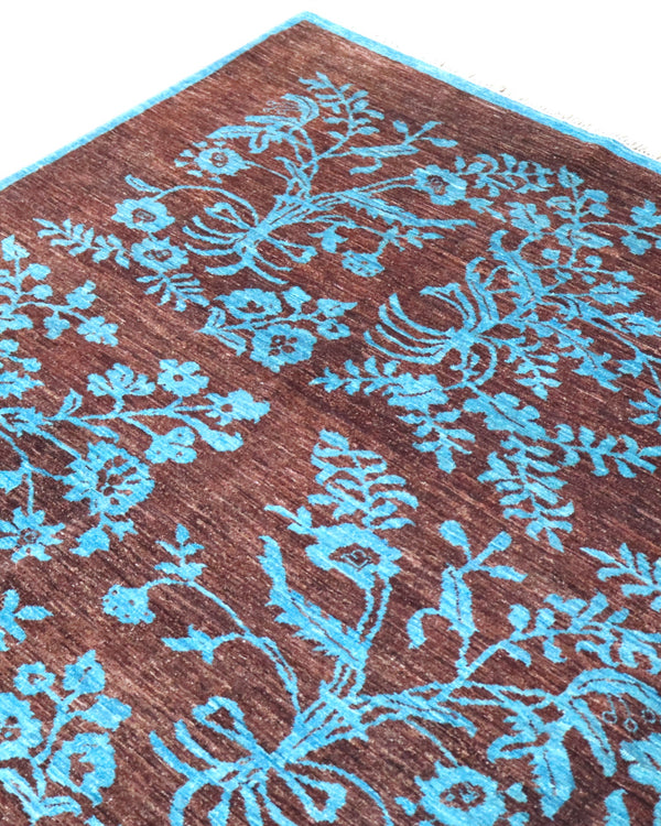 "Tappeto Moderno marrone con fiori turchesi ripetuti, 282x202 cm."