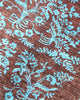 "Tappeto Moderno marrone con fiori turchesi ripetuti, 282x202 cm."
