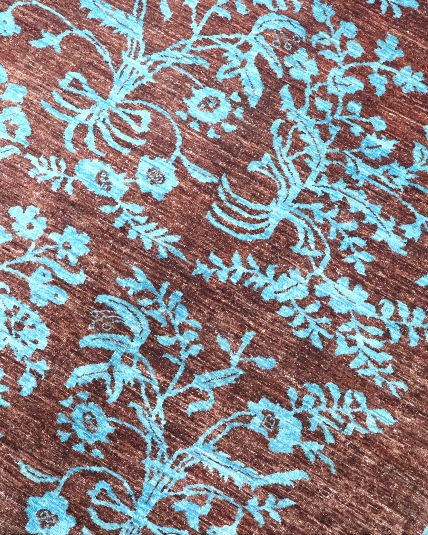 "Tappeto Moderno marrone con fiori turchesi ripetuti, 282x202 cm."