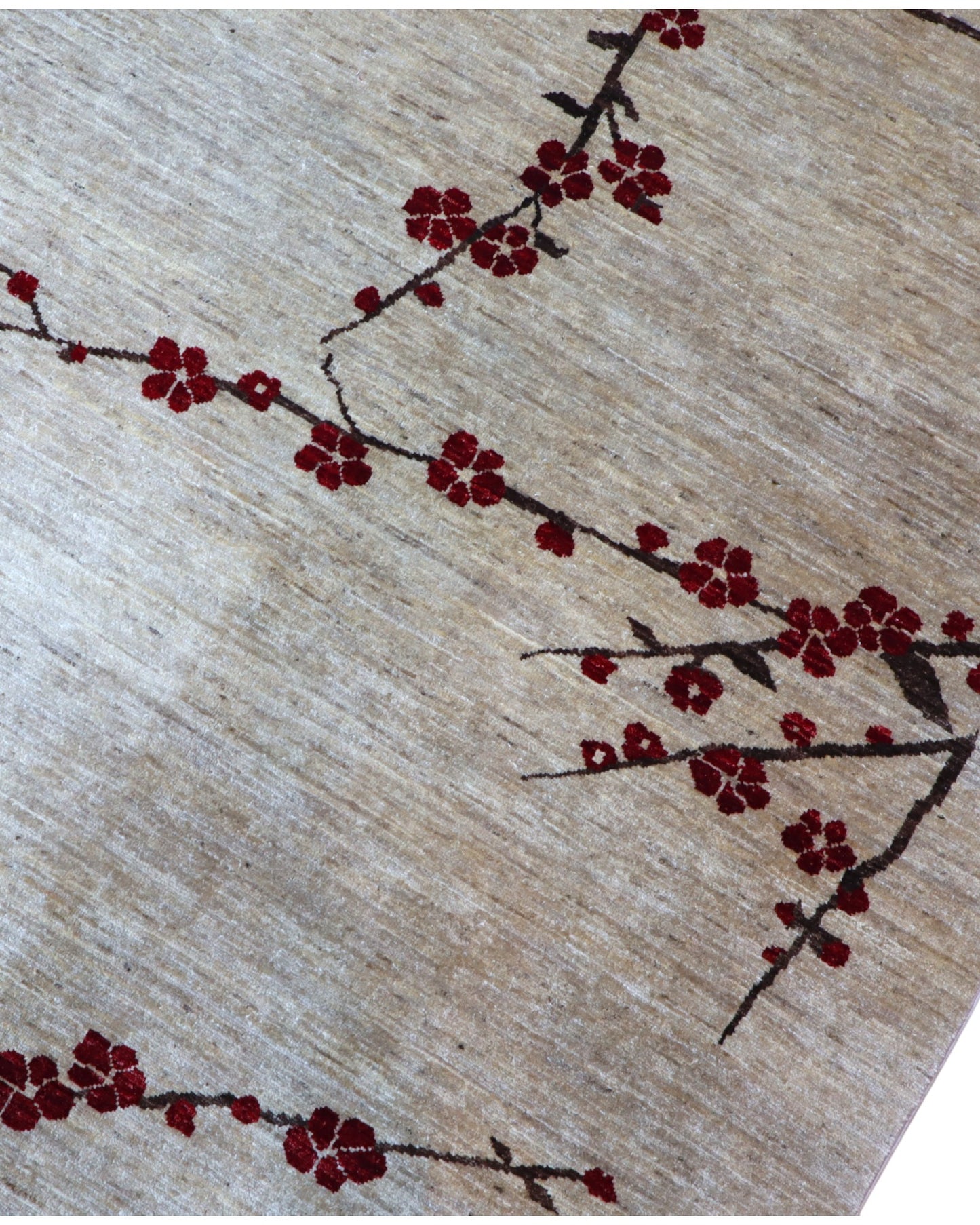 "Tappeto moderno beige con rami stilizzati e fiori rosso scuro, annodato a mano, 304x204 cm."