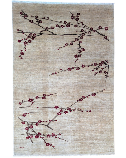 "Tappeto moderno beige con rami stilizzati e fiori rosso scuro, annodato a mano, 304x204 cm."