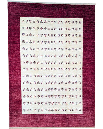 "Tappeto moderno con cornice bordeaux e pannello avorio con motivi ripetuti, annodato a mano, 278x197 cm."