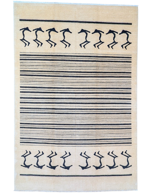 "Tappeto Moderno beige con figure stilizzate nere e righe geometriche, 297x197 cm."