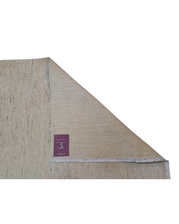 Tappeto moderno “Volo Silenzioso” 305x201 cm di Darios, annodato a mano, campo beige chiaro con uccelli neri stilizzati in volo, lana tinta vegetale, pezzo unico certificato.