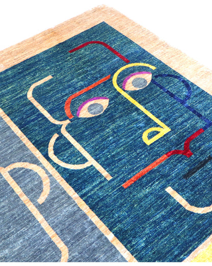 "Tappeto Moderno con quattro volti astratti su pannelli grigio, blu, bordeaux e giallo, 303x210 cm, annodato a mano."