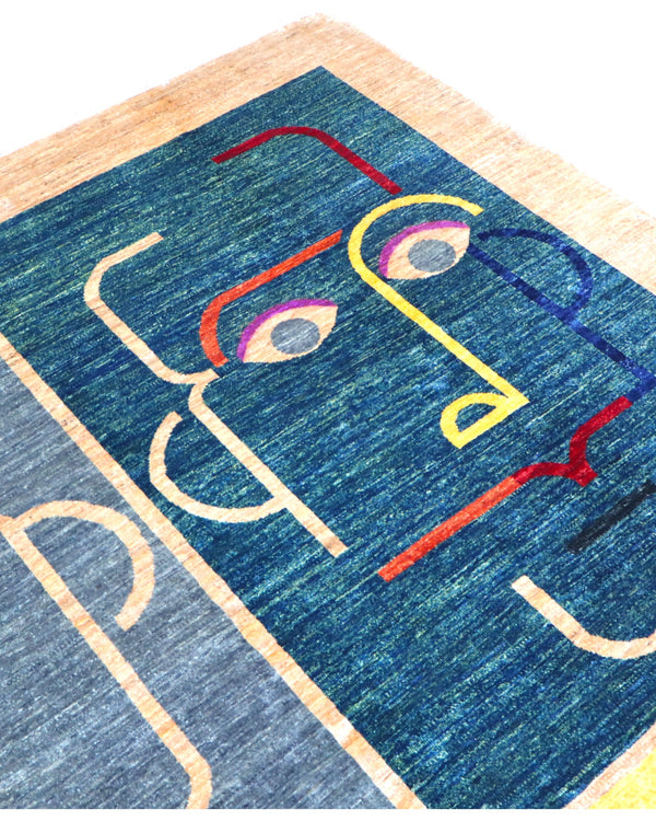 "Tappeto Moderno con quattro volti astratti su pannelli grigio, blu, bordeaux e giallo, 303x210 cm, annodato a mano."